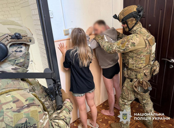 Поліція Дніпропетровщини за сприяння служби безпеки Приватбанку викрила організовану злочинну групу, що діяла через шахрайські кол-центри.