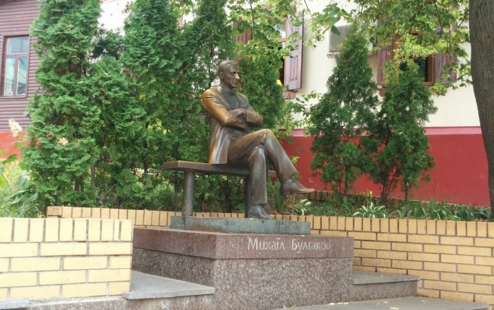 Демонтаж пам’ятника Михаїлу Булгакову викликав дискусії в українських соціальних мережах.