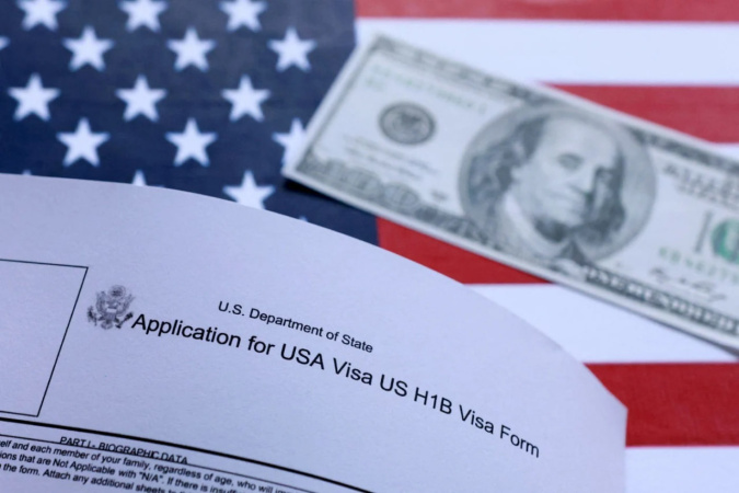 Федеральный суд США признал незаконным введенный администрацией Дональда Трампа сбор в размере 100 000 долларов за подачу каждой петиции на визу H-1B.