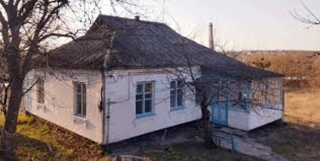 «Дом в селе» — новая жилищная программа, которая предусматривает выкуп общинами свободных частных домов и предоставление их ВПЛ для длительного проживания.
