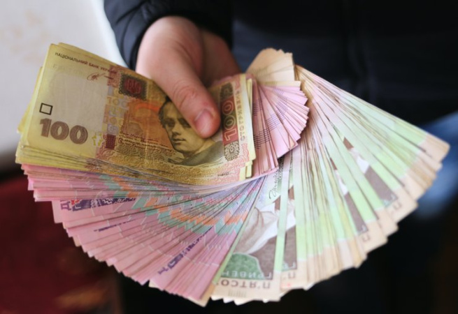 Державна служба фінансового моніторингу України активніше відстежує операції з готівкою, зокрема випадки, коли громадяни купують дорогі автомобілі або нерухомість без офіційно підтверджених доходів.