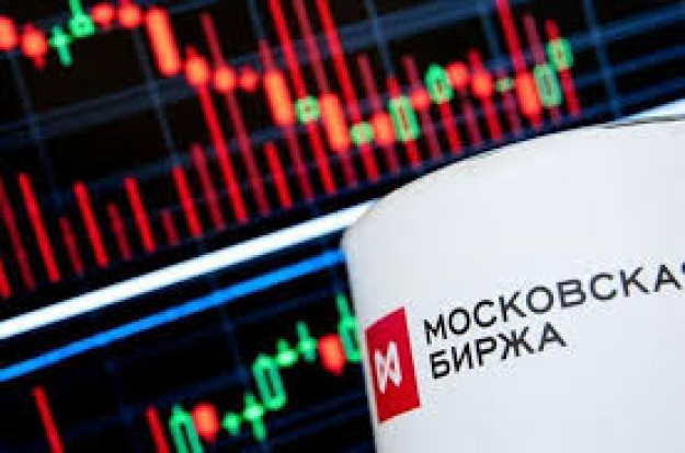 Индекс Московской биржи 18 июня 2026 года впервые с 20 декабря 2024 года опустился ниже отметки 2 450 пунктов.