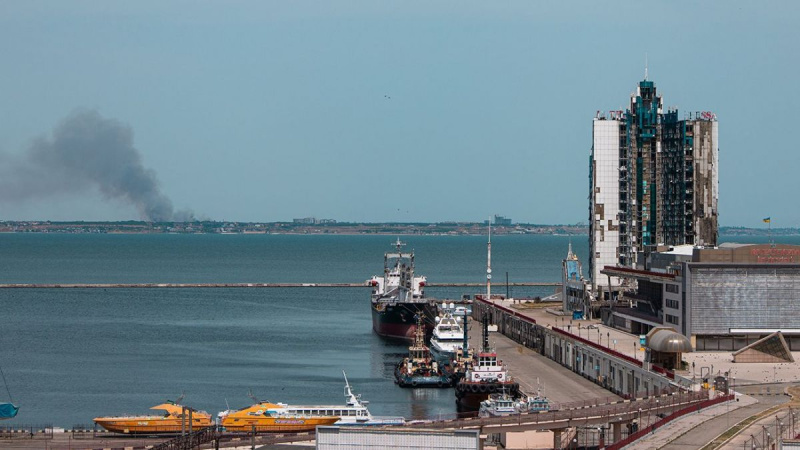 Усиление российских ударов по украинским морским портам и судам грозит сократить месячный экспорт зерна на 30%.