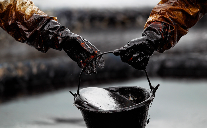Мировые цены на нефть продолжают снижаться и почти вернулись к уровню, который был до начала войны с Ираном — рынок реагирует на возобновление поставок через Ормузский пролив.