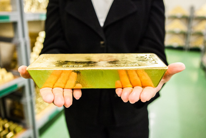 В мае украинцы массово продавали золотые слитки, но скупали «виртуальное» золото