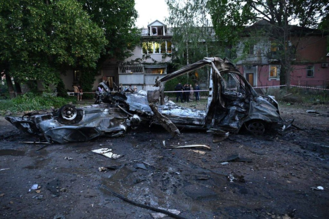 После очередных российских атак по Украине многие автомобили были повреждены или полностью уничтожены.
