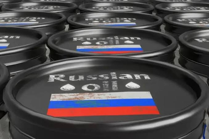 Російська нафта подешевшала до рівня, на якому торгувалася до конфлікту на Близькому Сході, пише Bloomberg.► Читайте телеграм-канал «Мінфіну»: головні фінансові новиниПадіння цінСередня ціна Urals у російських західних портах за перші три дні липня становила $41,66 за барель — це менше половини від ціни на піку ринкової турбулентності у квітні.