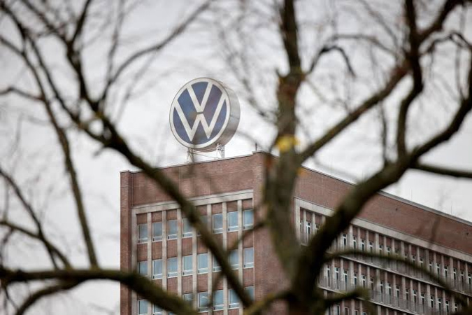 Немецкий автомобильный концерн Volkswagen рассматривает возможность сокращения до 100 тысяч сотрудников по всему миру — вдвое больше, чем предполагал ранее объявленный план.