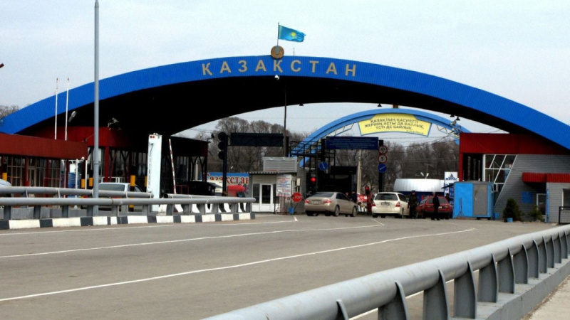 Казахстан розгорнув масштабну операцію на кордоні з росією, щоб зупинити нелегальний вивіз пального.