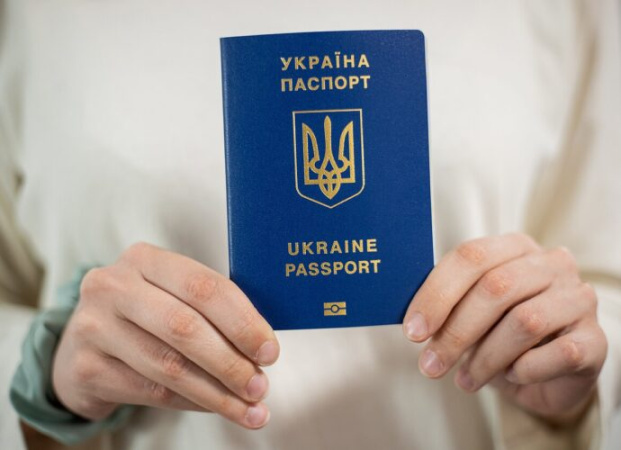 Українці, які проживають у Чехії, можуть оформити або замінити закордонний паспорт через дипломатичні установи України або ДП «Документ».