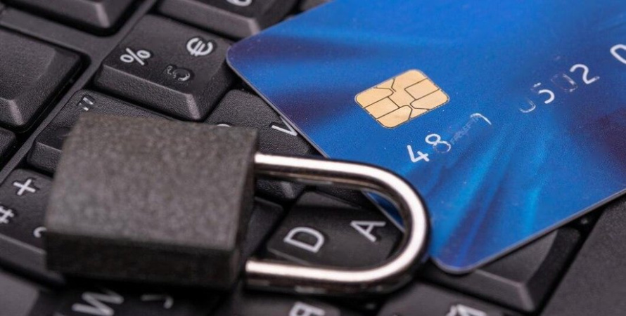 Национальный банк Украины предложил новые правила контроля платежных операций, которые должны помочь банкам и другим участникам рынка быстрее выявлять нетипичные платежи, мошеннические схемы и случаи неправомерного использования платежной инфраструктуры.► Читайте «Минфин» в Instagram: главные новости об инвестициях и финансахПроект постановления «О некоторых вопросах осуществления поставщиками платежных услуг контроля за платежными операциями» был вынесен на общественное обсуждение.