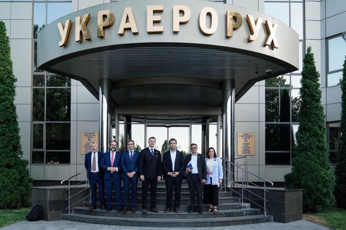 Украина и Испания подписали пакет соглашений, которые должны стать основой модернизации украинской аэронавигационной инфраструктуры и ее постепенной интеграции в европейскую авиационную систему.