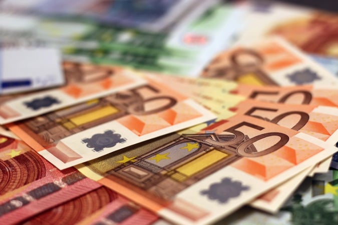 Евро подешевел на закрытии межбанка на 25 копеек
