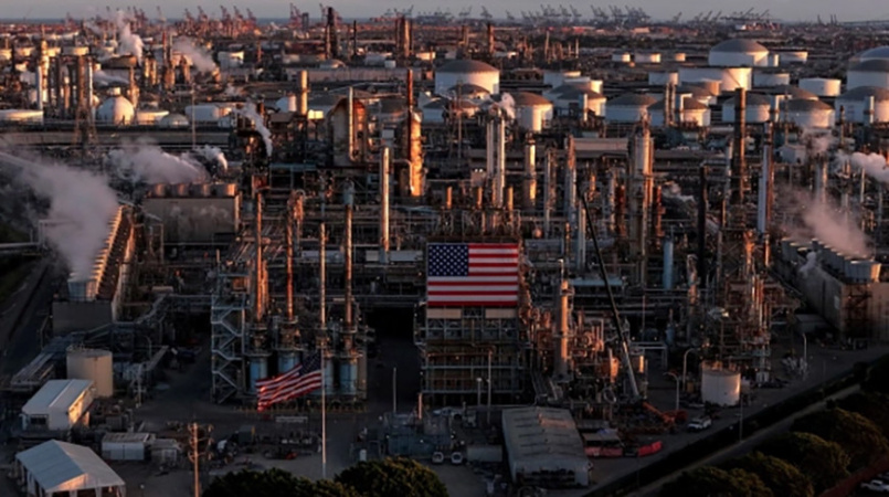 Как сообщает Financial Times, нефтеперерабатывающие заводы США вышли на максимальные мощности из-за резкого роста мирового спроса на дизельное горючее и авиационный керосин.