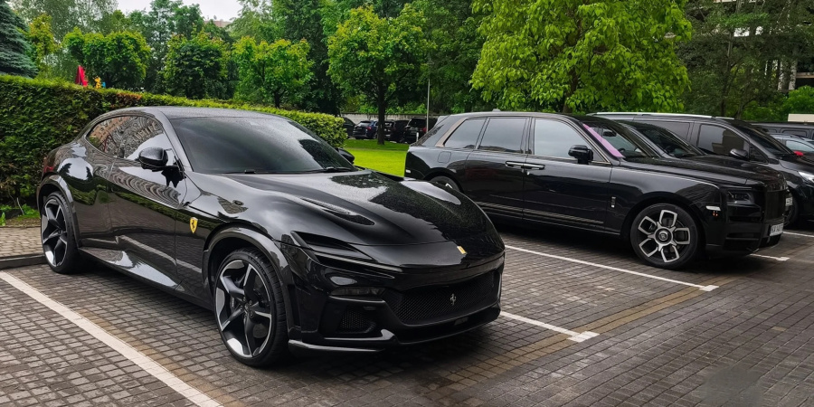 Попри зниження попиту на розкішні автомобілі, український автопарк продовжує поповнюватися ексклюзивними моделями.