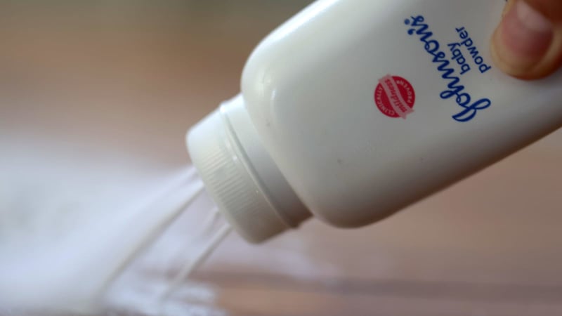 Как сообщает BBC, американская компания Johnson & Johnson предложила выплатить до $5,5 млрд для урегулирования десятков тысяч исков, в которых ее детскую присыпку на основе талька связывают с развитием онко-заболевания.