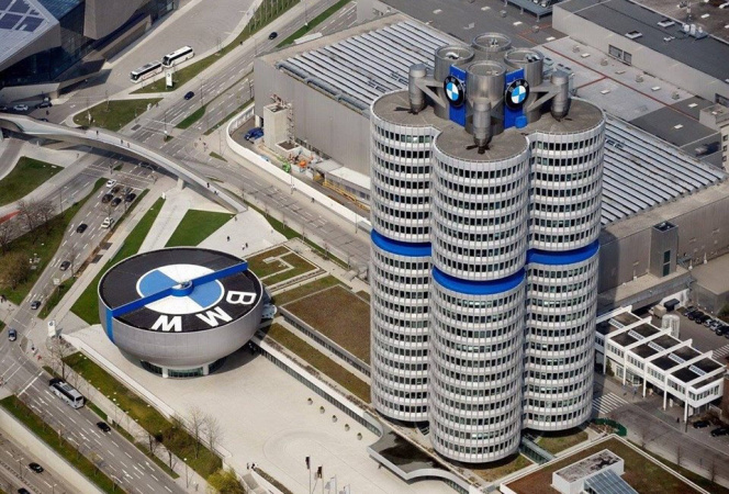 Немецкий автогигант BMW AG предлагает тысячам своих работников в Германии добровольные компенсационные пакеты, поскольку автопроизводитель пытается оптимизировать свою структуру, чтобы более эффективно конкурировать с китайскими соперниками.