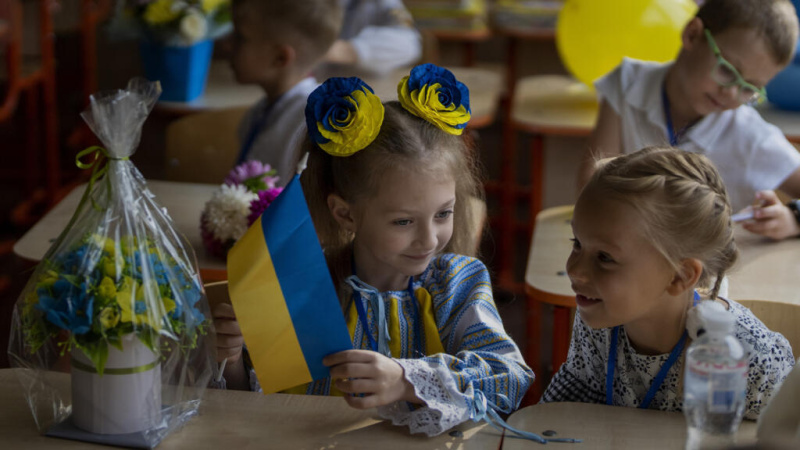 По информации Кабинета Министров Украины, родители детей, которые в 2026—2027 учебном году идут в первый класс, уже могут подать заявление на получение единовременной помощи по программе «Пакет школьника».