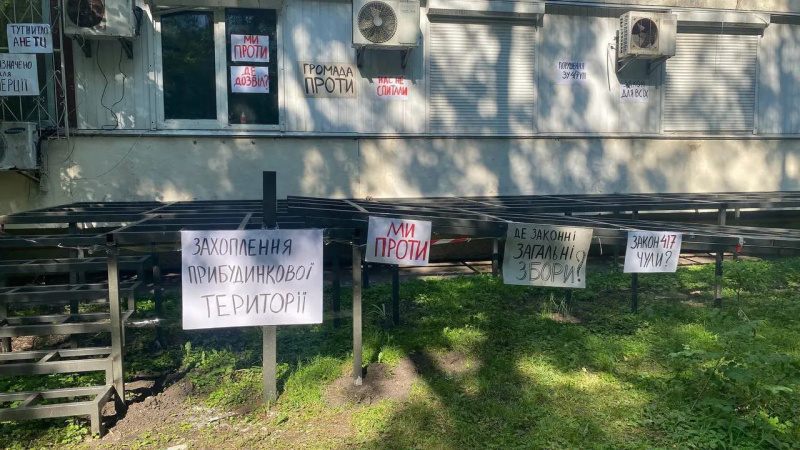 Власник квартири у багатоквартирному будинку має право захищати прибудинкову територію, навіть якщо право на землю офіційно не зареєстроване за ним чи іншими співвласниками.