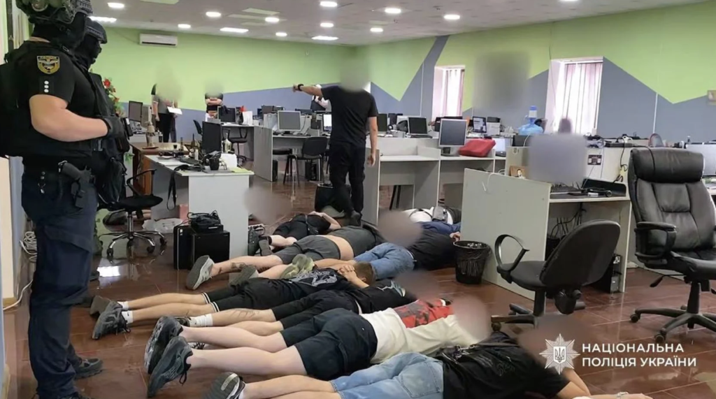 СБУ и Нацполиция провели масштабную спецоперацию против мошеннических колл-центров.