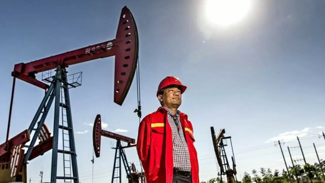 Война с Ираном повлекла один из сильнейших шоков предложения в истории нефтяного рынка, но цена Brent так и не достигла прогнозируемых $150 за баррель.
