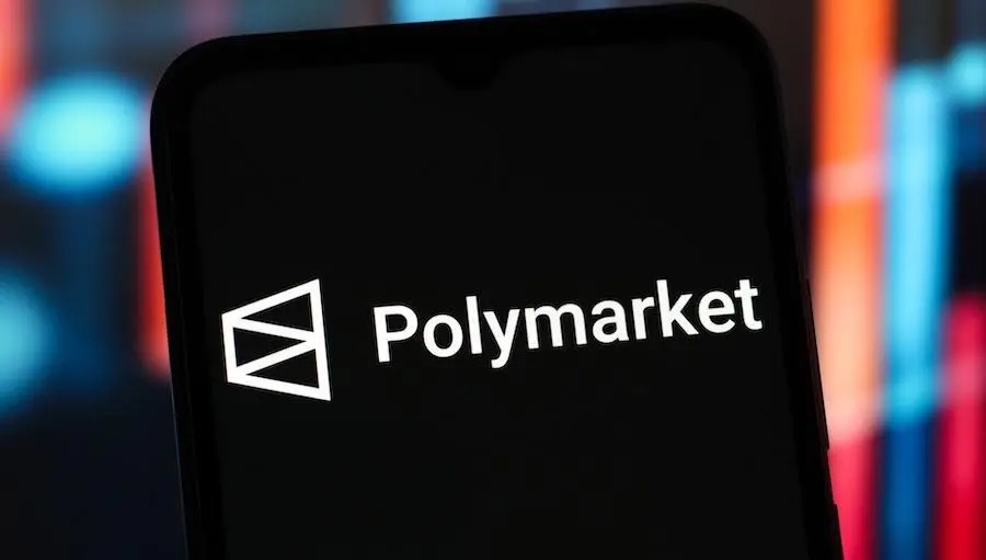 Банк JPMorgan Chase припинив прямі банківські відносини з платформою прогнозів Polymarket у жовтні 2025 року через регуляторні побоювання, проте окремі комерційні зв'язки між компаніями збереглися.