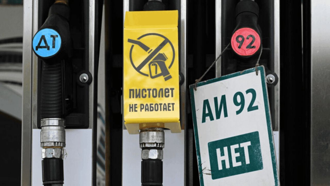 Импортированный из Индии бензин, который Россия пыталась использовать для покрытия дефицита топлива, до сих пор не попал ни в сети автозаправочных станций, ни на оптовый рынок.