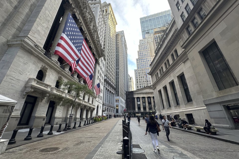 Как пишет International Business Times, индекс волатильности CBOE Volatility Index (VIX), который называют индикатором страха Wall Street, в пятницу опустился до 14,2 пункта — минимального уровня 2026 года.