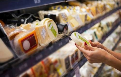 Больше всего подделывают в Украине две группы товаров — молочную продукцию и колбасные изделия.