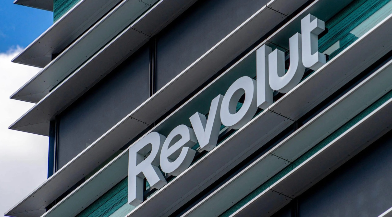 Британський фінтех-стартап Revolut запустив у обіг прив’язаний до євро стейблкоїн EURR, пише Bloomberg з посиланням на заяву компанії.