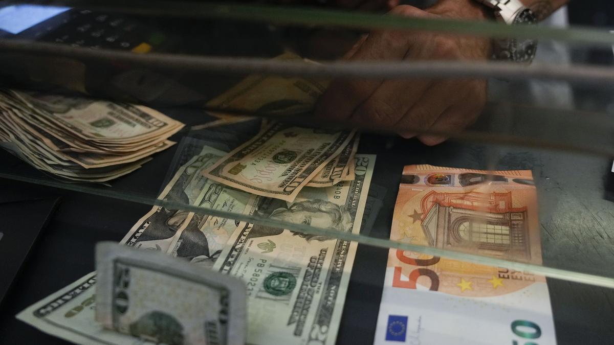 Перший місяць осені принесе суттєві коливання на світовий та вітчизняний валютні ринки.