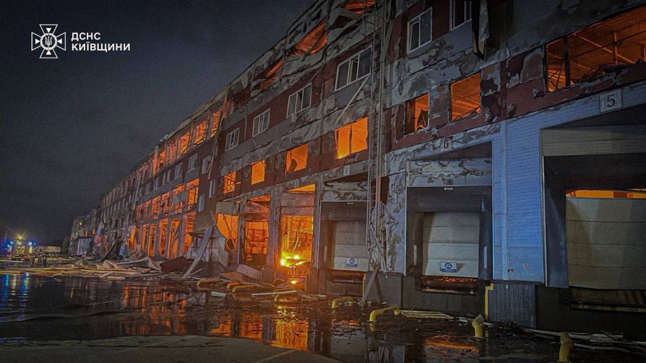 После уничтожения распределительных центров и складов крупнейшие сети супермаркетов решили пересмотреть условия сотрудничества с поставщиками.