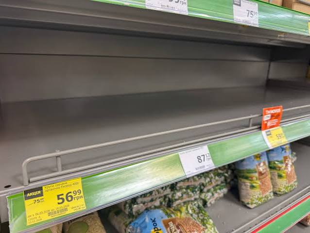 В перечень дефицитных попали продукты длительного хранения, которые многие покупатели пытаются купить «про запас»