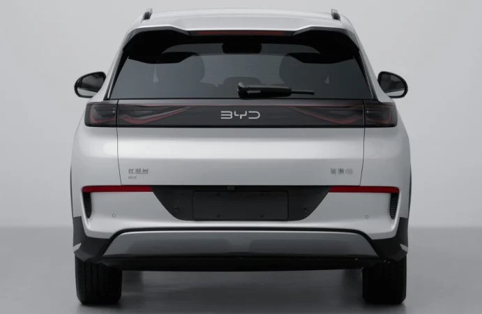 Акции BYD Co упали в понедельник после того, как китайский производитель электромобилей зафиксировал снижение прибыли на 20% за первое полугодие 2026 года на фоне усиливающейся конкуренции на внутреннем рынке.