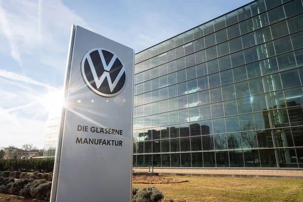 Керівництво німецького автовиробника Volkswagen розглядає можливість припинення виробництва на чотирьох заводах у Німеччині.