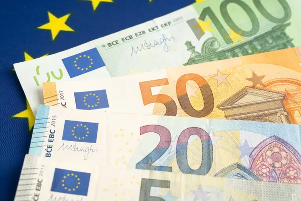 Курс EUR/USD возобновил падение и сегодня опускался до 1,156.