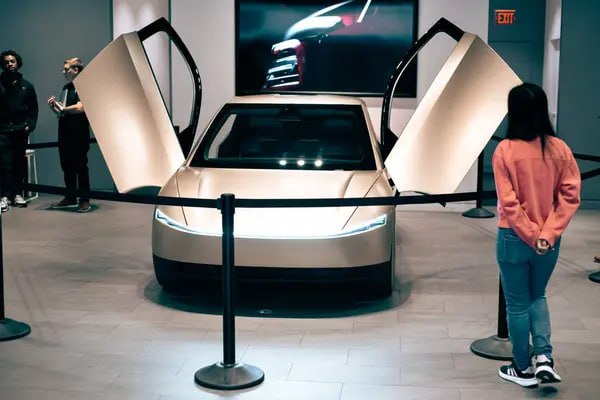 Компания Tesla переходит от демонстрации беспилотного Cybercab к его практическому внедрению.