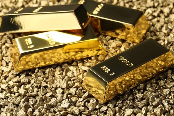 Золото в четверг, 3 сентября, снова подорожало, вернувшись выше отметки в $4400 за тройскую унцию.