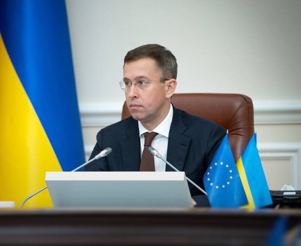 Премьер-министр Сергей Корецкий сообщил, что правительство перераспределит 33,6 млрд грн из резерва, предусмотренного для сектора безопасности и обороны, чтобы обеспечить своевременные выплаты военнослужащим и членам их семей в сентябре.► Читайте телеграмм-канал «Минфина»: главные финансовые новостиКуда направят резервные средстваОсновная часть средств — 25,9 млрд грн — будет направлена на ежемесячное денежное довольствие военнослужащих Вооруженных сил Украины.