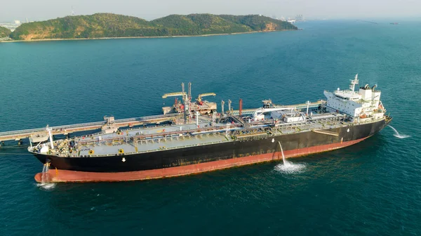 Цены на нефть продолжают расти из-за обострения конфликта между США и Ираном и сокращения движения танкеров через Ормузский пролив — один из ключевых маршрутов мировых поставок нефти.► Читайте страницу «Минфина» в фейсбуке: главные финансовые новостиКак сообщает Bloomberg, фьючерсы на Brent утром 7 сентября выросли на 0,82% — до $97,07 за баррель.