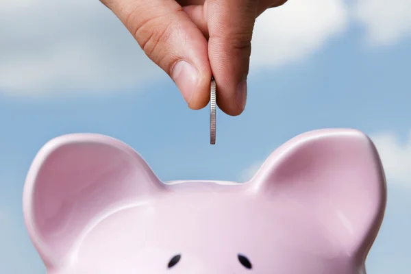 Инфляция постепенно снижает покупательную способность денег, поэтому сохранять все сбережения наличными или на текущем счете — не лучшая стратегия.