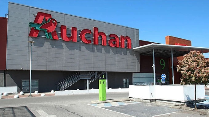 В соцсетях распространили фотографии объявлений из магазинов Auchan об ограничениях на покупку отдельных базовых продуктов.