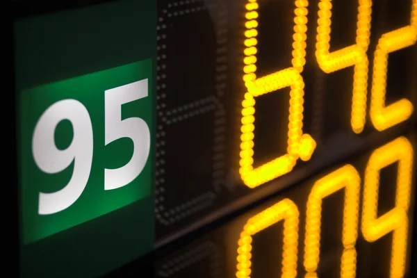 У вівторок, 8 вересня, середня ціна на бензин марки А-95 зросла на 17 коп.