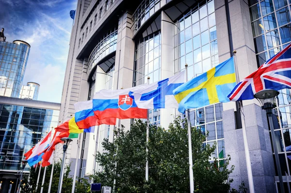 Європейська комісія запропонувала нові правила державних закупівель, які мають спростити участь компаній у тендерах та водночас посилити захист європейського ринку.