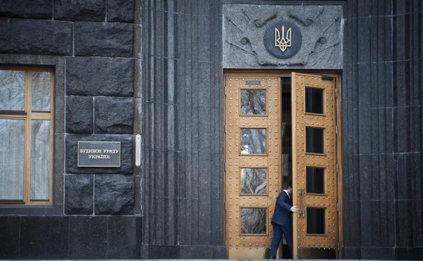 Кабинет Министров одобрил и направил в Верховную Раду еще три законопроекта, необходимых для выполнения условий, связанных с привлечением международного финансирования и покрытием дефицита государственного бюджета.► Читайте телеграмм-канал «Минфина»: главные финансовые новостиДокументы касаются работы Национальной комиссии по ценным бумагам и фондовому рынку, АО «Укрзализныця» и Высшей квалификационной комиссии судей Украины .