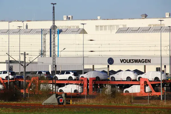 Volkswagen оценивает общие затраты на сокращение персонала и возможное сворачивание производства на четырех немецких заводах примерно в €16 млрд.
