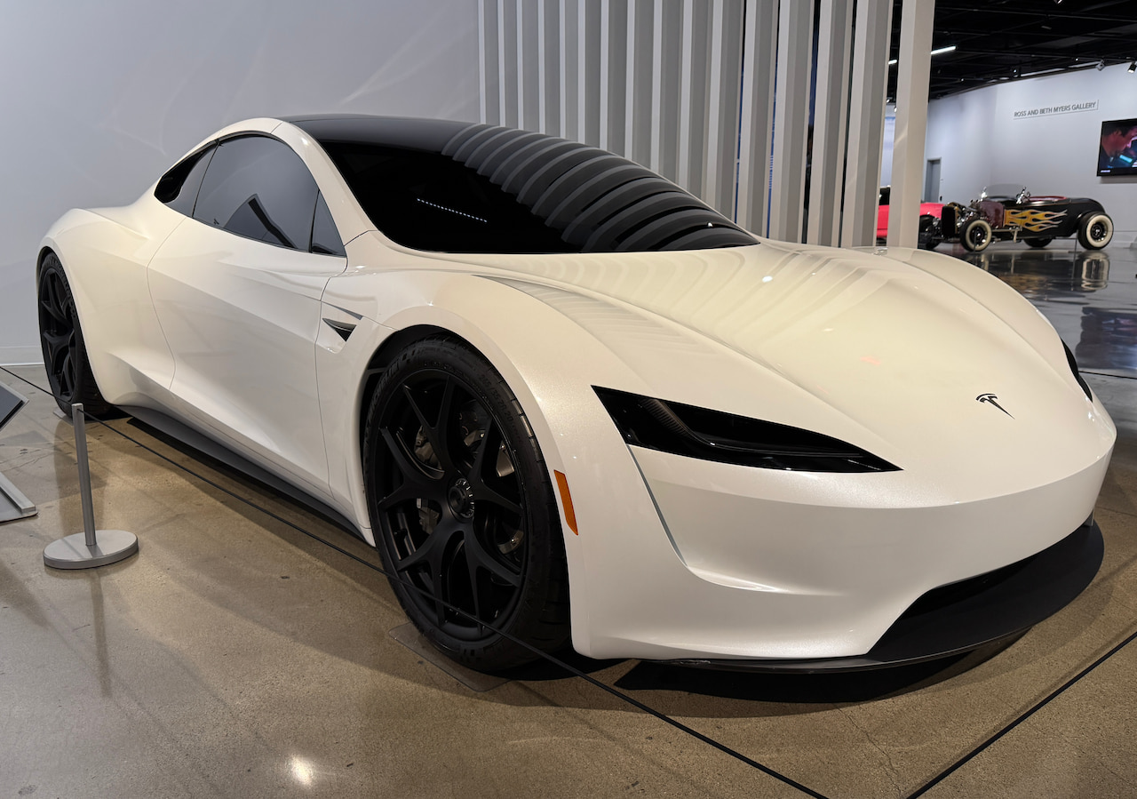 Tesla представить електричний спорткар нового покоління Roadster, що давно відкладався, 1 жовтня, заявив генеральний директор компанії Ілон Маск у суботу, пише Reuters.► Читайте сторінку «Мінфіна» у Фейсбуці: головні фінансові новиниЩо анонсував МаскТаким чином, дату презентації автомобіля призначено майже через десятиліття після його першого показу.