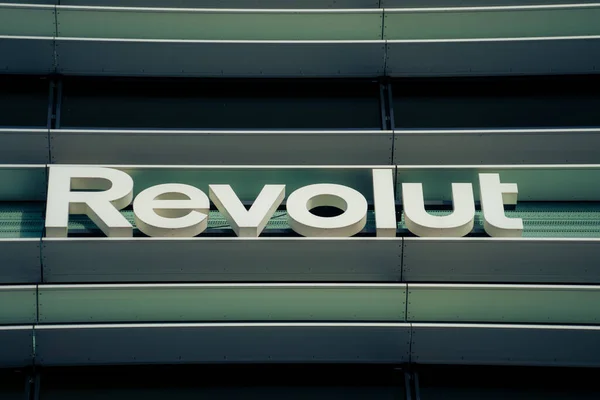 Утечка конфиденциальной информации клиентов британского финтех-сервиса Revolut перешла в новую стадию.