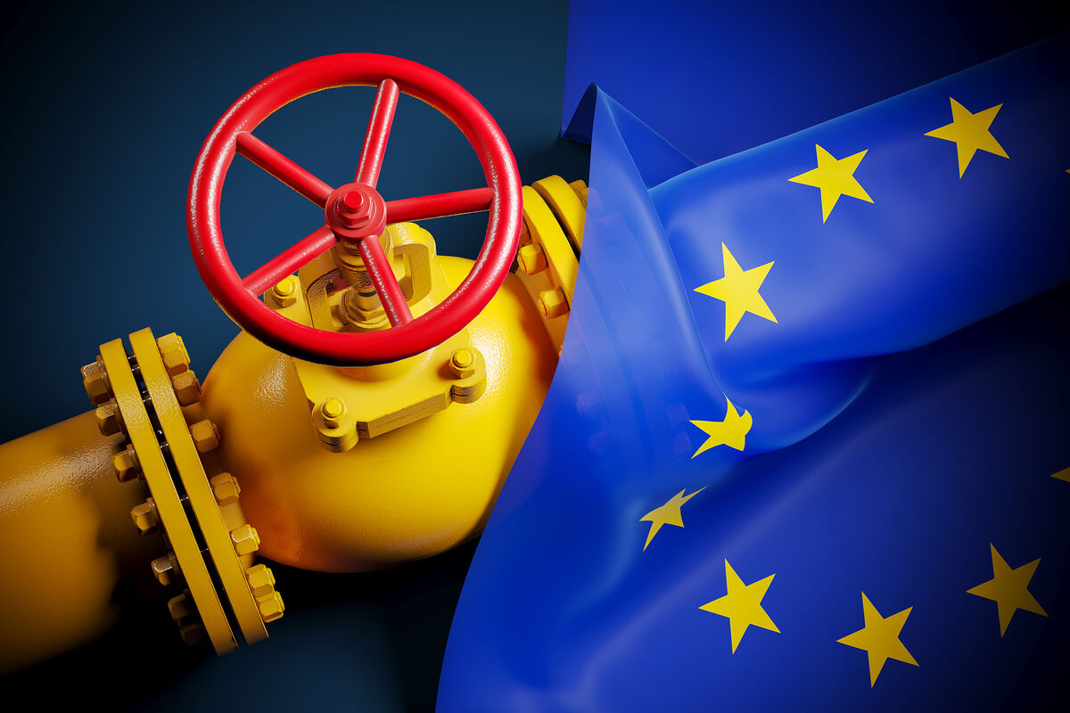 16 сентября европейские фьючерсные цены на газ приблизились к самым высоким уровням с декабря 2022 года, но затем отступили после того, как немецкая государственная энергетическая компания Securing Energy for Europe GmbH (SEFE) заявила, что не получала указаний от правительства по закупке газа для закачки в хранилища, сообщает Bloomberg.► Читайте телеграмм-канал «Минфина»: главные финансовые новостиПодробности16 сентября цена фьючерсов на природный газ в Европе выросла более чем на 4% — до более чем 83 евро — после чего рост несколько замедлился, и цены установились около 81 евро за мегаватт-час, что, тем не менее, представляет собой рост более чем на 2% по сравнению с закрытием предыдущего дня.