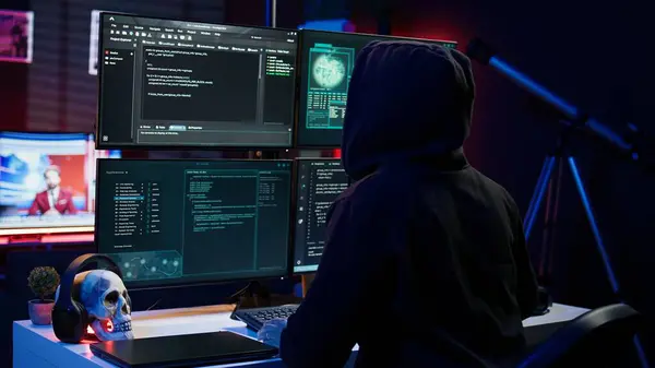 У межах операції «WallHack» кіберполіція викрила мережу скам-спільнот, які поширювали фішингові посилання та виманювали платіжні дані громадян.